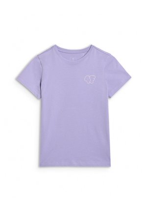Dziewczyna nosząca liliowy t-shirt, kremowe szerokie spodnie, czarne trampki oraz pasującą liliową torebkę na ramię z czarnym paskiem.