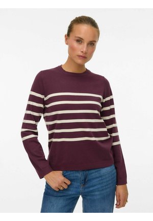 Pull violet avec des rayures crémeuses horizontales. Manches longues, col rond, fabriqué en tissu doux. Associé à un jean bleu.
