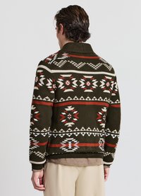 Grüne gestrickte Strickjacke mit geometrischen Mustern in Rot und Weiß, mit Kragen und gerippten Bündchen. Glatte Textur und lockere Passform.