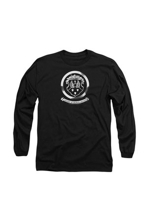 Schwarzes Langarm-T-Shirt mit einem zentralen weißen runden Emblem, das komplexe Designs enthält, darunter ein Wappen und dekorative Elemente.