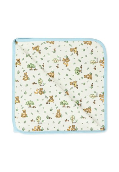 Kocyk dla niemowląt z bawełny, z kremowym tłem i niebieską ramką, ozdobiony ilustracjami niedźwiadków i zwierząt w zielonych i brązowych odcieniach.