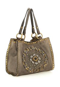 Borsa in suede grigia con doppio manico, decorata con motivi circolari di borchie dorate e argentate e abbellimenti metallici floreali.