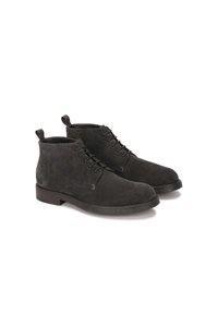 Botas de tobillo de ante negro con cierre de cordones, punta redondeada y tiradores. Diseñadas con un acabado texturizado y suela de goma resistente.