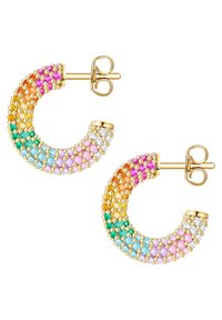 Arany fülbevalók, amelyek színátmenetes kövekkel díszítettek: narancs, rózsaszín, zöld, kék és átlátszó akcentusok egy ívelt kialakításban elrendezve.