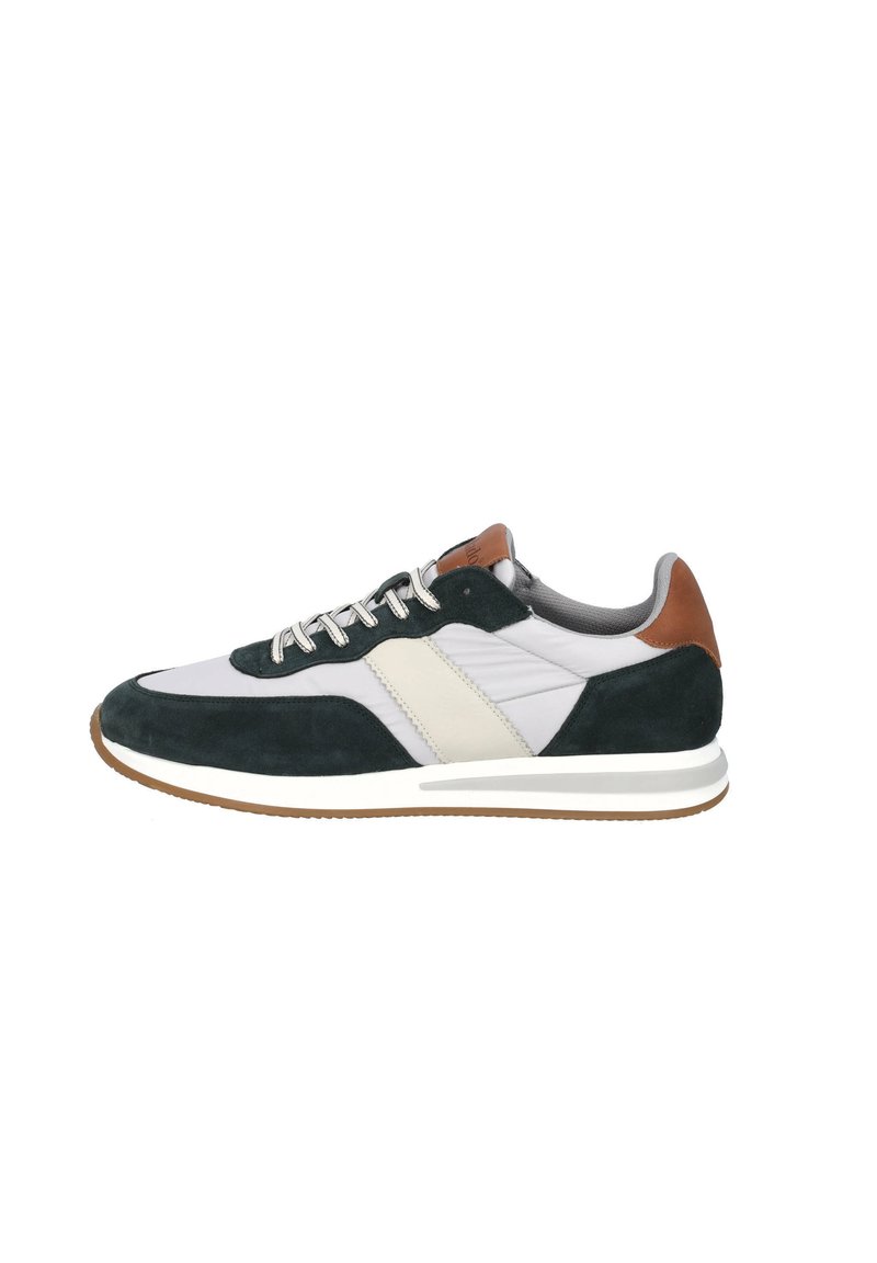 Sneaker mit einer Kombination aus dunkelgrünem Wildleder und hellgrauem Synthetikmaterial, mit einem weißen Streifen und Akzenten aus braunem Leder an der Ferse.