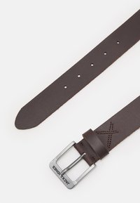 Cinturón de cuero marrón oscuro con hebilla de metal y acentos cosidos. Incluye agujeros para ajuste. Textura suave.