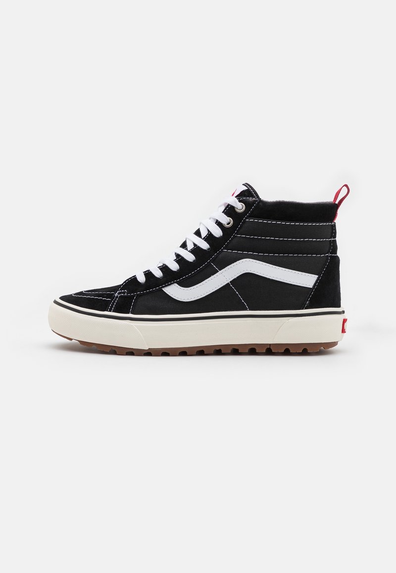 Basket montante noire et blanche avec lacets blancs, bande latérale blanche, semelle beige et languette rouge sur un fond blanc uni.