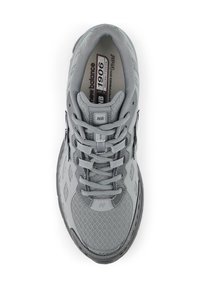 Γκρι αθλητικό παπούτσι με ανθεκτικό πλέγμα, εξαγωνικά σχέδια, ενισχυμένη μύτη και μαξιλαρωμένη σόλα. Περιλαμβάνει αντανακλαστικές λεπτομέρειες.