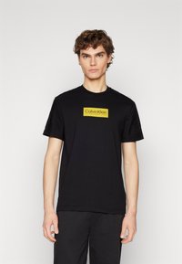 Calvin Klein RAISED RUBBER LOGO - Marškinėliai su spaudiniu - black