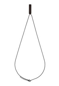 Collier en chaîne noire avec un pendentif rectangulaire, présentant une surface texturée. La chaîne est composée de petits maillons ronds avec une fermeture ajustable.