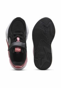 Scarpe da ginnastica nere con tomaia in rete e materiale sintetico, dettagli rosa, una striscia in Velcro e suola in gomma stampata per una migliore trazione.