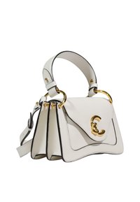 Bolso de mano de cuero blanco con un diseño estructurado, que presenta un logo en tono dorado, ribete negro y una correa de hombro desmontable.