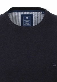 Dunkelblauer gestrickter Pullover mit rundem Ausschnitt, versehen mit einem gestreiften Innenkragen und einem kleinen Logo auf der Brust. Strukturiertes Gewebe.