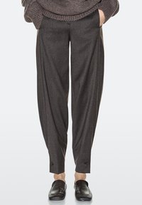 Pantalon gris foncé sur mesure en tissu texturé, avec une coupe ample, des ourlets retroussés et des poches latérales pour un look contemporain.