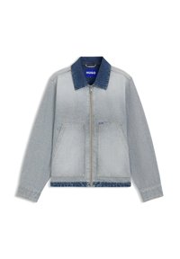 Chaqueta de mezclilla azul claro con cuello azul oscuro, cierre de cremallera y dos bolsillos delanteros con dobladillo recto y detalles en tela contrastante.