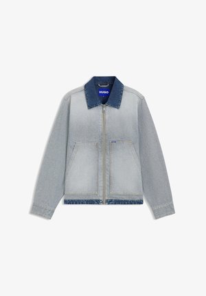 Hellblaue Jeansjacke mit dunkelblauem Kragen, Reißverschluss, zwei Fronttaschen, geradem Saum und kontrastierenden Stoffakzenten.