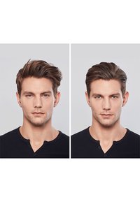 Två bilder sida vid sida av en man med kort, texturerat brunt hår. Han bär en mörk skjorta med rund halsringning och visar ett neutralt uttryck.