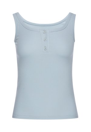 Lyseblå ærmeløs ribbet tanktop med firkantet halsudskæring og tre knapper ned foran i midten.
