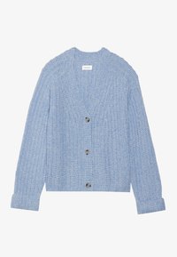 Světle modr�ý pletený kardigan s výstřihem do V, zapínáním na knoflíky a žebrovanou strukturou. Má dlouhé rukávy a volný střih.