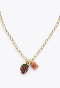 Złoty naszyjnik łańcuszkowy z zawieszką w kształcie czerwonej truskawki ozdobioną cyrkoniami oraz prostokątną zawieszką w kolorze brzoskwiniowym z złotym akcentem.