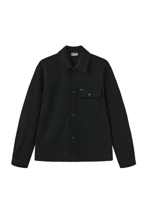 Svart knappet jakke med lange ermer, spiss krage og enkelt klaffelomme på venstre bryst.