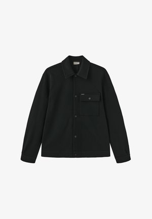 Svart knappet jakke med lange ermer, spiss krage og enkelt klaffelomme på venstre bryst.