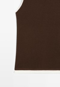 Bruine mouwloze top met een gladde textuur en een witte zoom aan de onderkant. Heeft een eenvoudig, casual ontwerp.