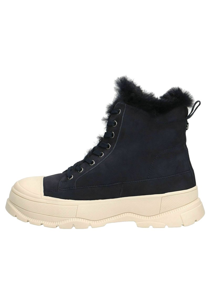 Botas de tobillo de ante marino con ribete de piel sintética, punta de goma blanca y suela gruesa. Presentan ojales de metal y una tira en la parte trasera para facilitar el calzado.