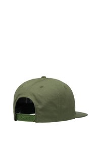Olijfgroene baseballcap gezien vanaf de achterkant met een verstelbare kunststof druksluiting en stoffen ventilatieopening.