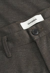 Gabba PAUL NYGO - Chino - dark brown