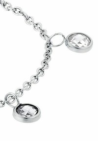 Collar de cadena en tono plateado que presenta dos cristales transparentes redondeados y facetados, cada uno en un engaste de metal, mostrando superficies suaves y reflectantes.