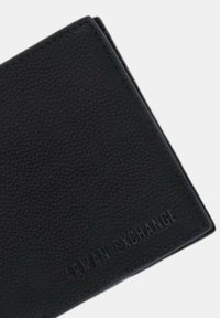 Billetera negra texturizada con el logo en relieve "ARMANI EXCHANGE". Diseño rectangular delgado, bordes lisos, fabricada en material de cuero.