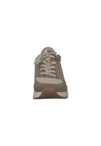 Sneaker in suede beige con lacci grigio chiaro, linguetta imbottita e dettagli metallici delicati. Presenta una suola imbottita e accenti lisci.