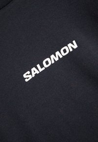 Salomon LOGO TEE UNISEX - T-shirt estampada - deep black