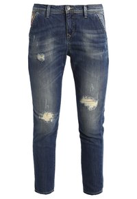 Blå denimjeans med slim fit, som har slitna lappar och varierande nyanser, med knappstängning och standardfickor.