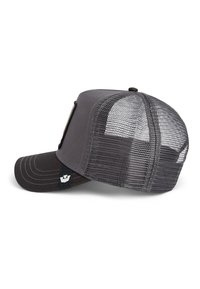 Gorra gris con parte trasera de malla, visera curva y panel frontal de tela. Presenta detalles de costura y un pequeño logo en el panel lateral.