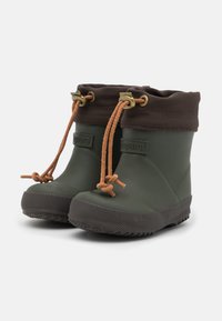 Groene rubberen laarzen met een bruine stoffen boord, voorzien van een trekkoord en bruine accenten. Geribbelde zool voor grip en stabiliteit.
