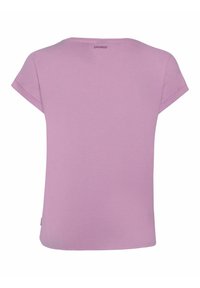 T-shirt pour femme à manches courtes de couleur lilas avec un petit logo "protest" centré près de l'encolure arrière.
