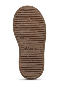 Suela de zapato de goma marrón con ranuras texturizadas, impresión del logo, forma contorneada y una clara indicación del tamaño cerca del talón.