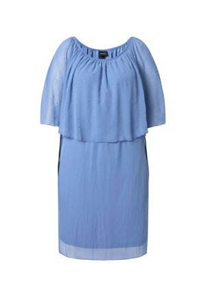 Vestido azul claro hasta la rodilla con superposición transparente con cuentas y mangas a media longitud, con escote fruncido y textura suave de tela.