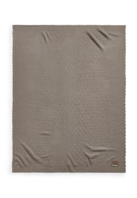 Harmaa neulottu viltti, jossa on teksturoitu kuvio, ribbaerre ja pieni ruskea tuotemerkki alakulmassa.