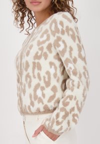 Sweater im Leopardenmuster mit weicher, flauschiger Textur, in Beige- und Cremetönen, langen Ärmeln und tailliertem Saum.