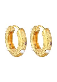 Guldörhängen med en texturerad yta, featuring tre små pärlor och lila detaljer i en polerad finish.