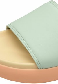 Sandal med slidsulor som har ett mintgrönt syntetiskt skaft, en beige mellansula och en persikofärgad yttersula med sömdetaljer.