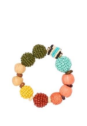 Bransoletka z okrągłymi koralikami w kolorach zielonym, turkusowym, żółtym, pomarańczowym i naturalnym drewnie, o różnych fakturach i rozmiarach na elastycznej opasce.