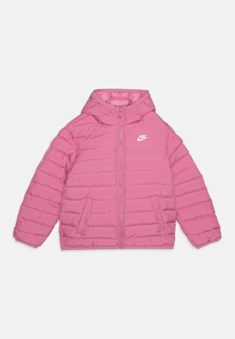 Roza puffer jakna s patentnim zatvaranjem, kapuljačom i dva prednja džepa. Ima šavani uzorak i bijeli Nike logo na prsima.