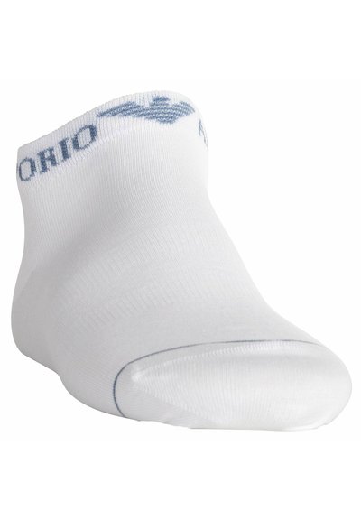 Calzino sportivo bianco con bordo a costine, logo blu chiaro, texture liscia, design a taglio basso, punta rinforzata e dettagli nel tallone.