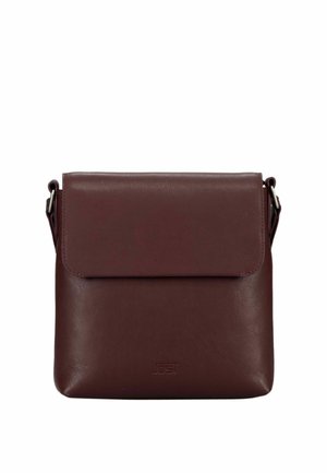 Borsa a tracolla in pelle marrone scuro con chiusura a patta e tracolla regolabile, design semplice con texture sottile.