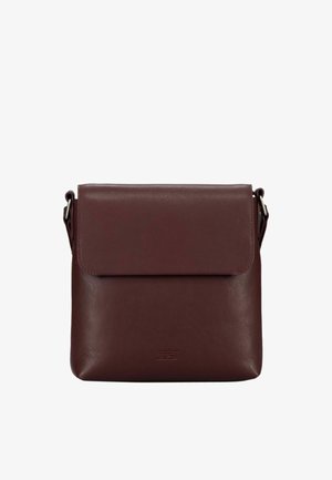 Dunkelbraune Leder-Crossbody-Tasche mit Klappverschluss und verstellbarem Riemen, schlichtes Design mit subtiler Textur.