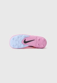 Podrák ružovo-svetlo modrých Nike futbalových kopačiek s čiernym logom Swoosh a griptom na bielej pozadí.